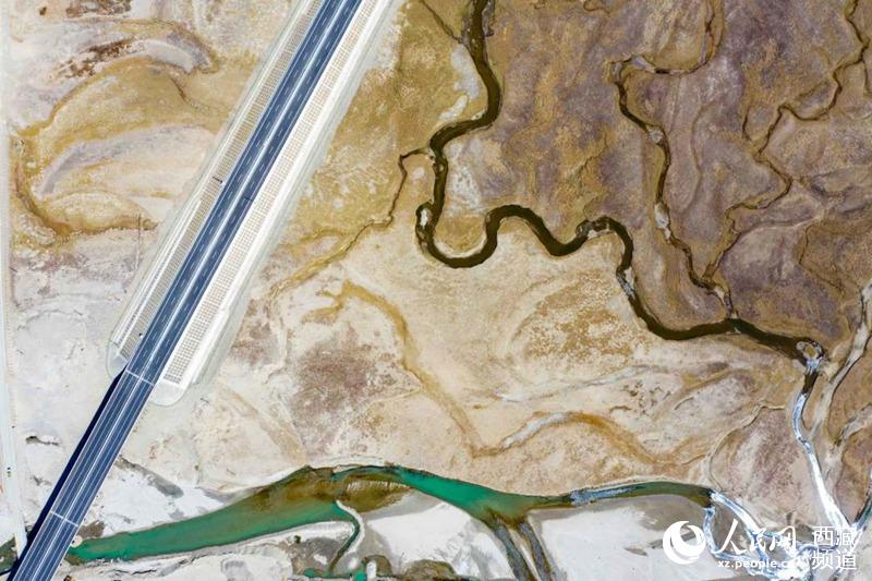 那拉高速公路。徐馭堯攝