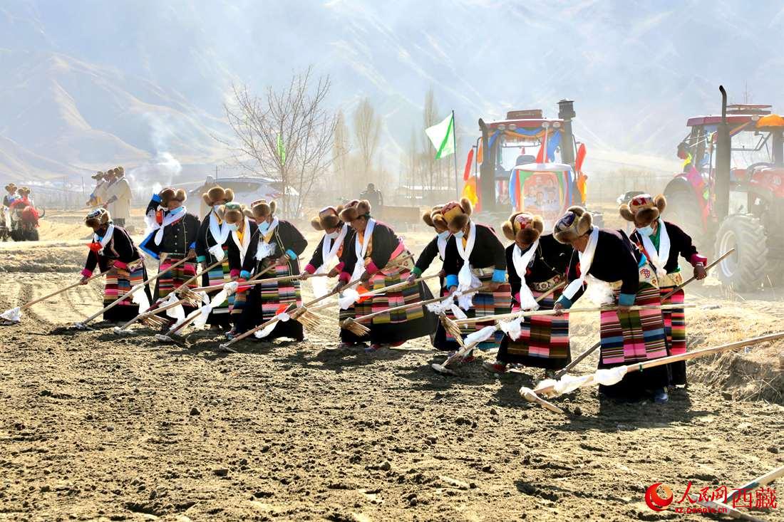 當?shù)卮迕裆碇?jié)日盛裝，舉行春耕儀式。人民網(wǎng) 次仁羅布攝