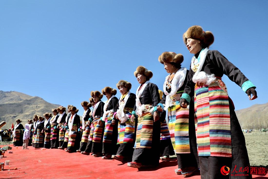 儀式結(jié)束后，農(nóng)田上仍洋溢著喜慶氣氛，村民們邊唱邊跳起了鍋莊舞。人民網(wǎng) 次仁羅布攝