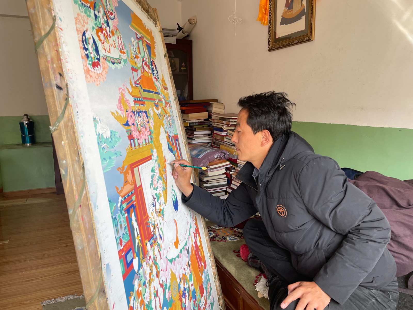 貢覺杰正在繪畫唐卡。1(1815009)-20220318090842.jpg