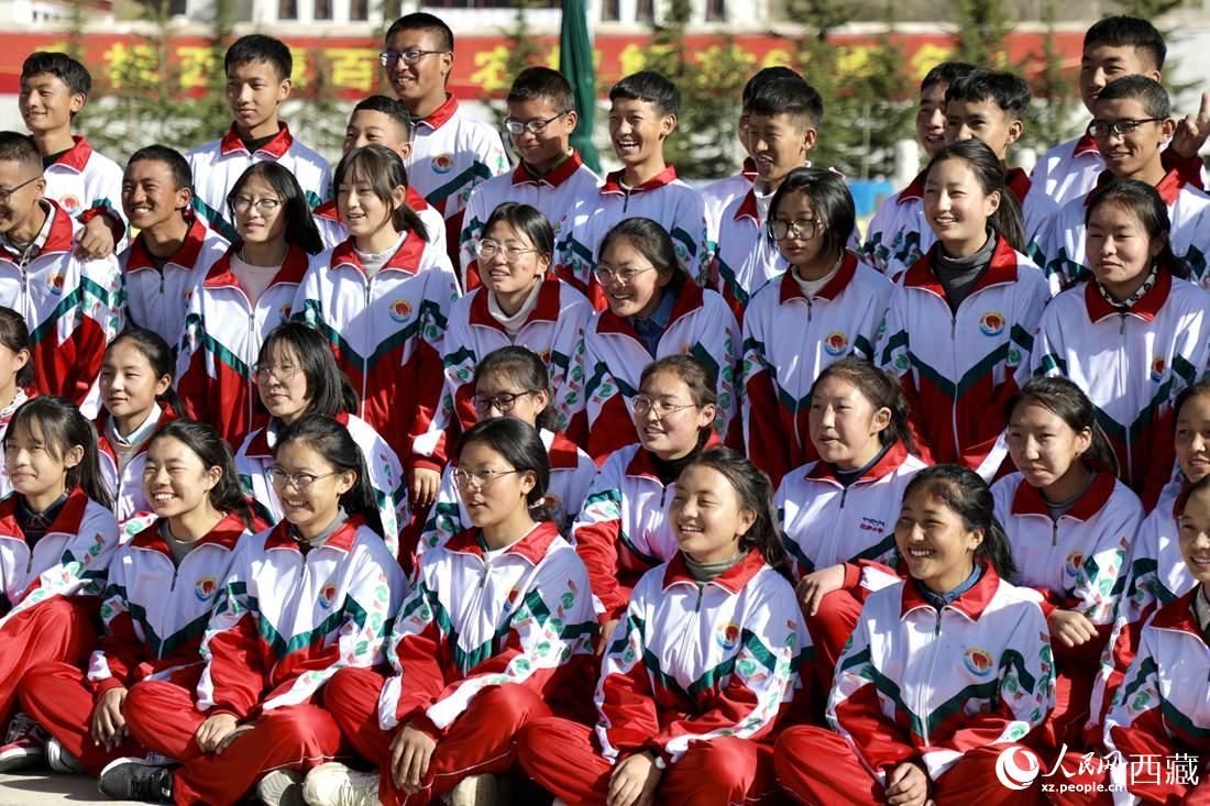 學生代表們合影留念。人民網(wǎng) 次仁羅布攝