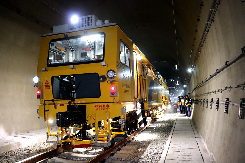 拉林鐵路迎來“大黃蜂”。祁國慶攝