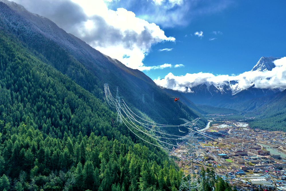 對(duì)波林線進(jìn)行巡視檢查。閆昱翰攝