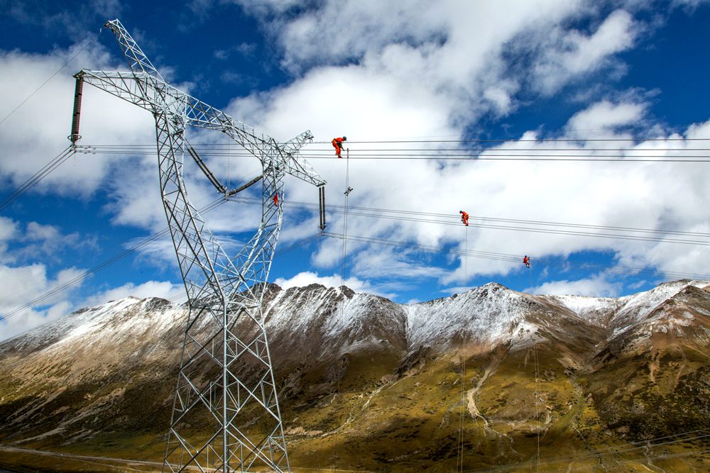 藏中聯(lián)網(wǎng)工程建設(shè)，銀線上的“舞者” 。盧忠東攝