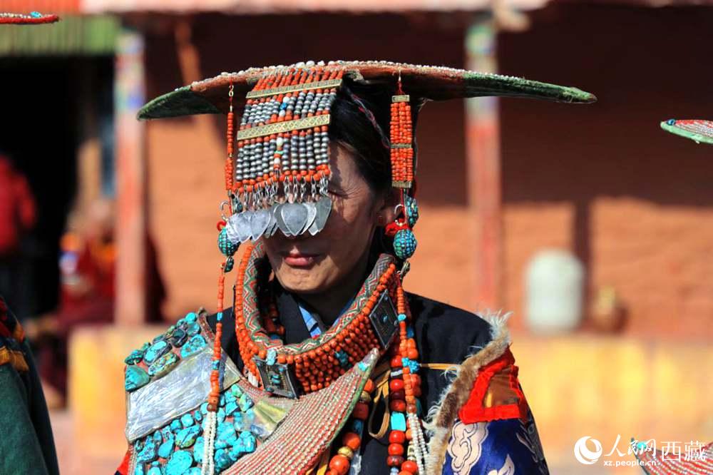 普蘭群眾展示特色服飾。人民網(wǎng) 李海霞攝