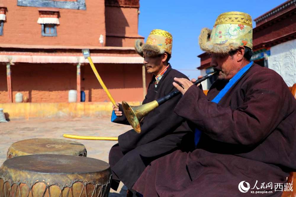 “宣”舞配樂師。人民網(wǎng) 李海霞