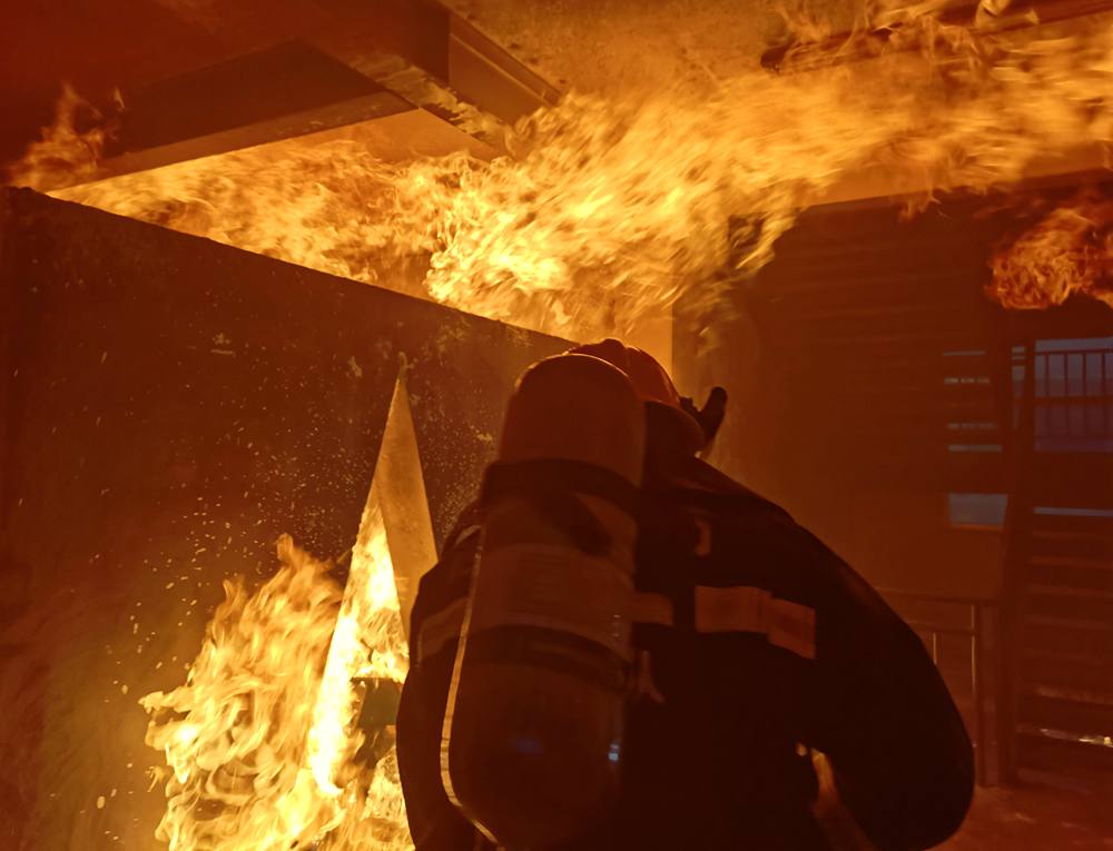 畫(huà)面“燃爆”。