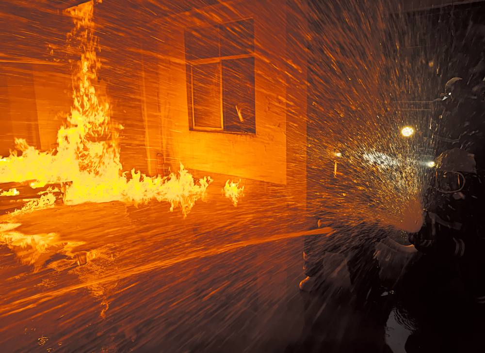 滅火救援演練，畫(huà)面震撼。