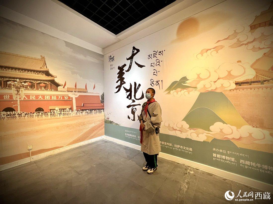 拉薩市北京實(shí)驗(yàn)中學(xué)的學(xué)生講解員進(jìn)行講解。人民網(wǎng) 次仁羅布攝