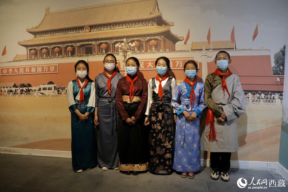 拉薩市北京實(shí)驗(yàn)中學(xué)的小講解員們。人民網(wǎng) 次仁羅布攝