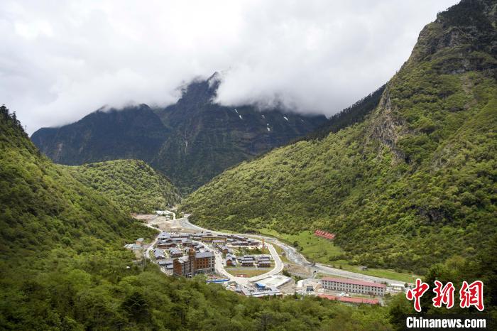 位于山間的玉麥鄉(xiāng)。