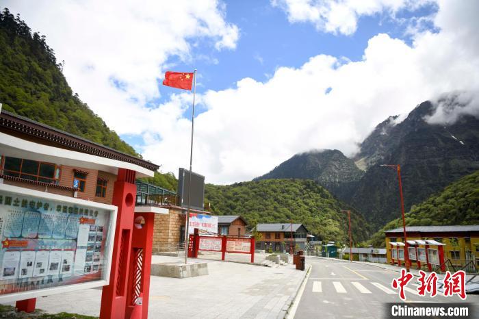 玉麥鄉(xiāng)內(nèi)道路變成了硬化路?！钊A峰 攝