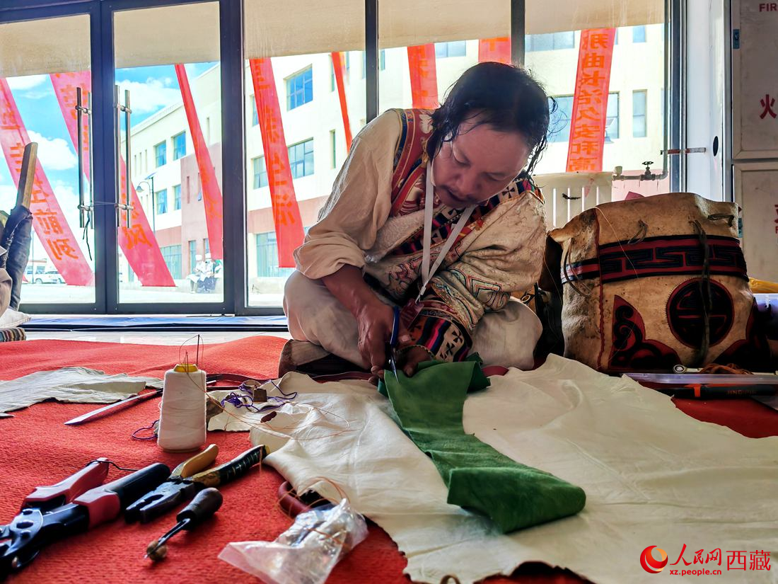 曾經(jīng)的放牛娃學(xué)得一身好手藝。人民網(wǎng) 李海霞攝