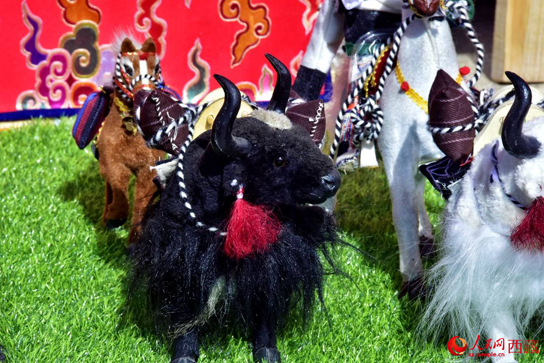 農(nóng)牧民制作的旅游紀(jì)念品。人民網(wǎng) 李海霞攝