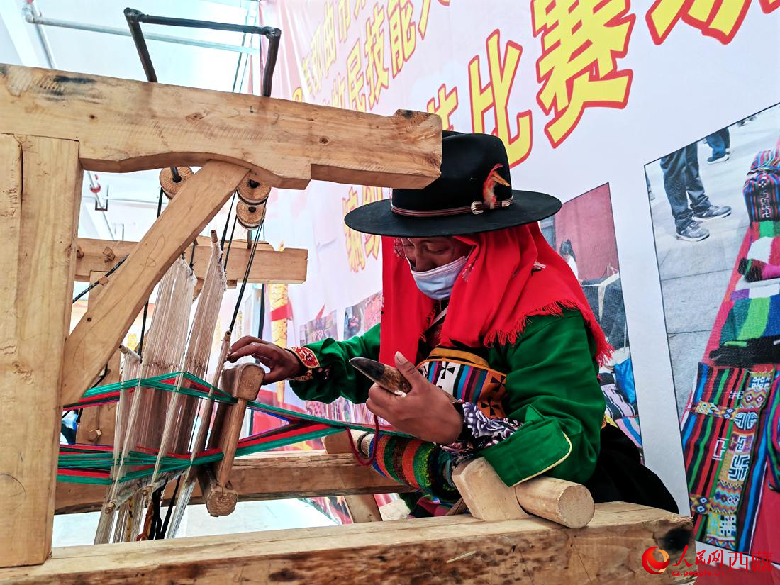 紡織手藝展示。人民網(wǎng) 李海霞攝
