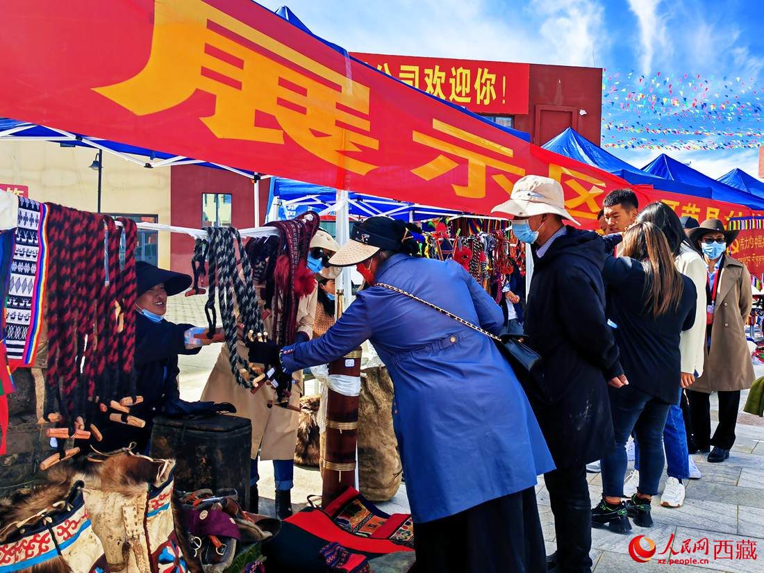 技能大賽現(xiàn)場(chǎng)引來不少客戶。人民網(wǎng) 李海霞攝