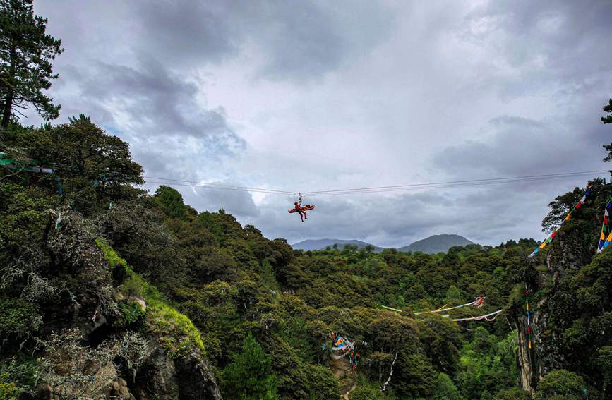 救援實戰(zhàn)訓(xùn)練中，消防員在云中漫步。西繞拉翁攝