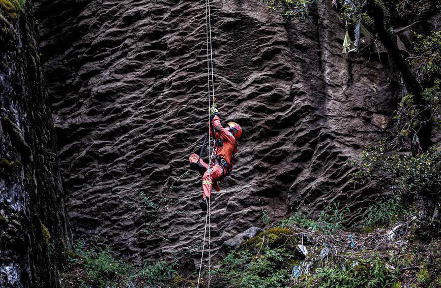 救援實戰(zhàn)訓(xùn)練中，消防員垂直攀爬。西繞拉翁攝