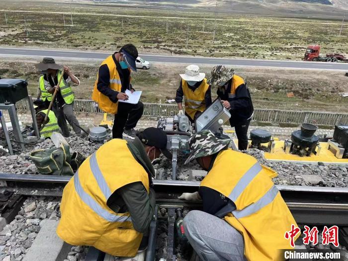 圖為青藏鐵路基礎(chǔ)設(shè)施“升級(jí)換代”施工現(xiàn)場?！‖F(xiàn)場作業(yè)人員供圖