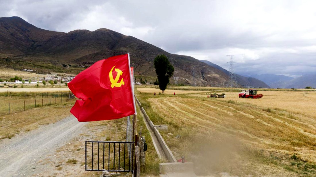 黨員先鋒隊沖在前。洛克攝