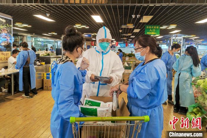 圖為疫情期間，西藏格拉丹東超市調(diào)配物資，保障市場供應(yīng)。　受訪者供圖