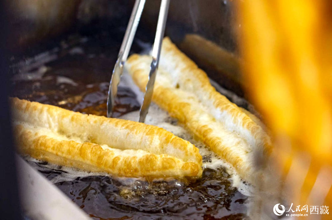 熱氣騰騰的油條。人民網(wǎng) 次仁羅布攝