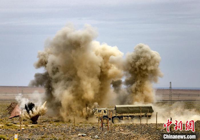 圖為模擬運(yùn)輸分隊(duì)通過炮火路段?！?王先鋒 攝