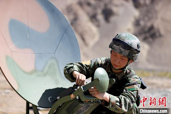 圖為官兵進(jìn)行衛(wèi)星通訊架設(shè)?！?鄒寧寧 攝