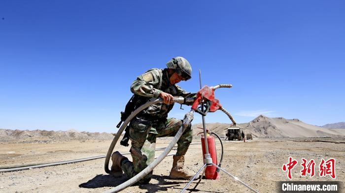 圖為官兵為群車加油?！?胡吉容 攝