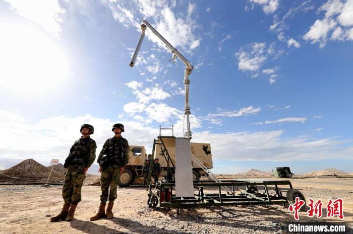 圖為野戰(zhàn)油庫開設(shè)?！?唐 堯 攝