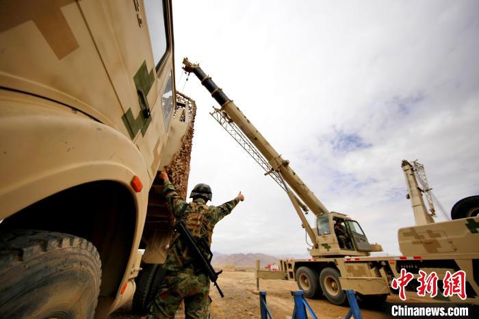 圖為野戰(zhàn)車輛搶修環(huán)節(jié)?！?祁漢智 攝