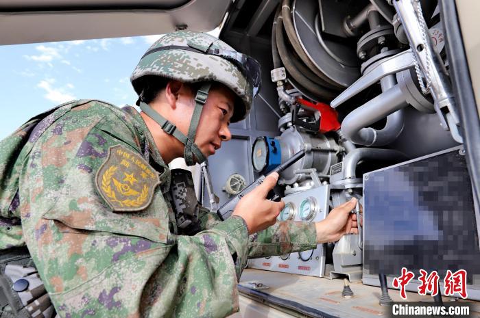 圖為群車加油科目演練現(xiàn)場?！?王先鋒 攝