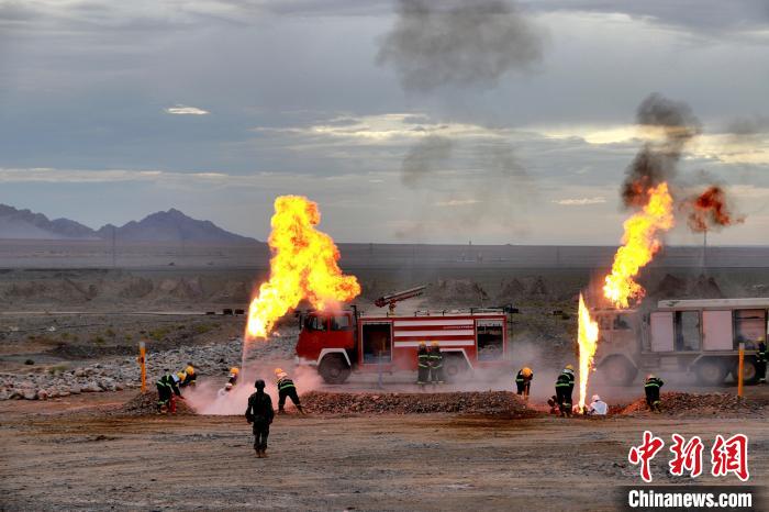 圖為野戰(zhàn)管線搶修?！?鄒寧寧 攝