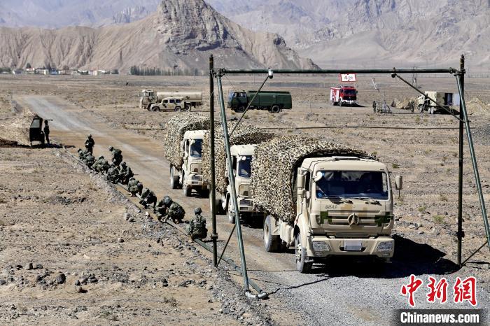 圖為野戰(zhàn)管線鋪設(shè)?！〕套颖?攝