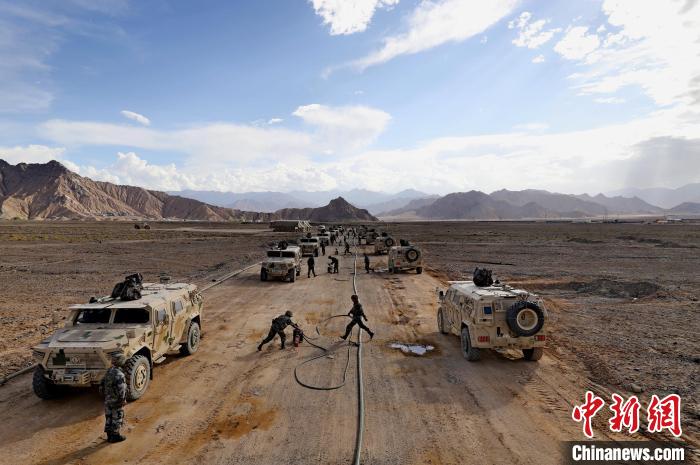 圖為群車加油科目演練現(xiàn)場?！?祁漢智 攝