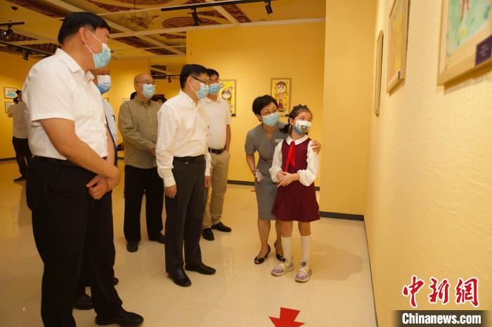 圖為與會嘉賓與入選畫作的“小作者”們一同觀展。　中國藏學(xué)研究中心供圖