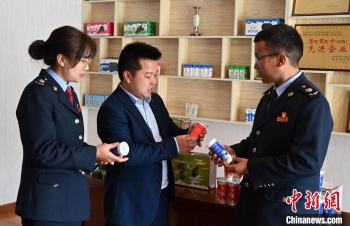 圖為林芝稅務(wù)部門上門了解企業(yè)情況，并宣講稅收政策。資料圖 趙朗 攝