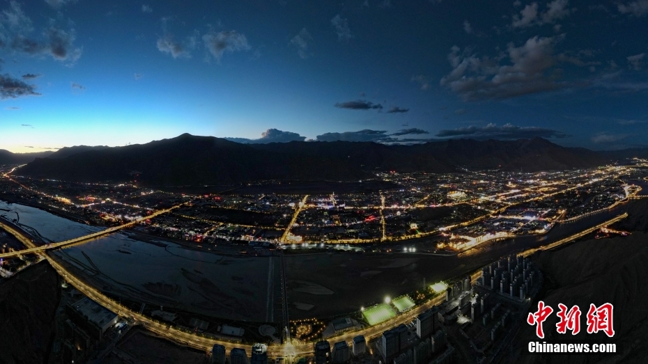 資料圖為2020年6月10日，拉薩城市入夜，燈光點亮高原古城夜色。（無人機畫面） <a target='_blank' href='/'><p  align=