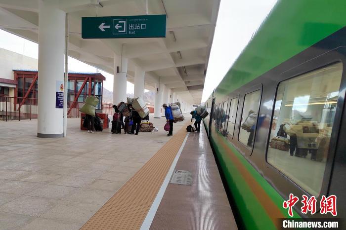 乘客乘復(fù)工專列抵達(dá)日喀則?！±_車務(wù)段 供圖