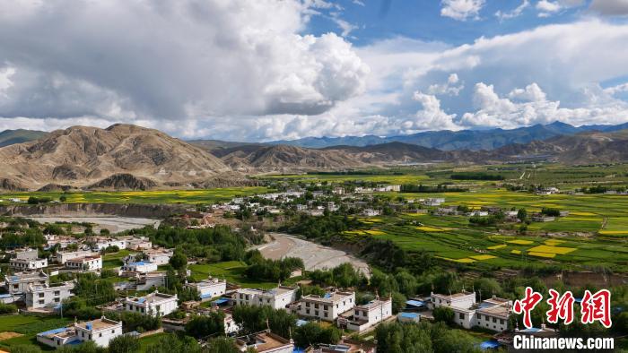 圖為依地形而建的西藏拉薩市尼木縣村居?！≈x牧 攝