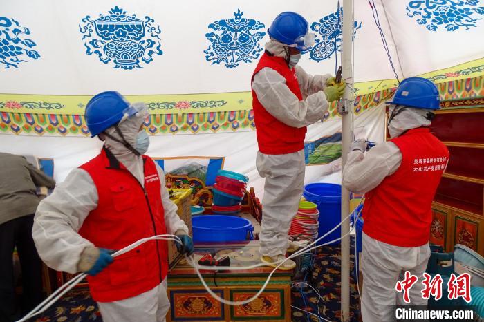 圖為西藏類烏齊縣供電部門為臨時(shí)隔離點(diǎn)50頂帳篷進(jìn)行用電接入?！÷逅傻侵?攝