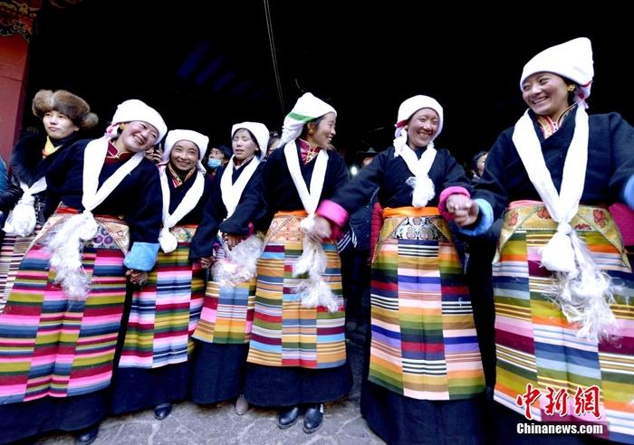 資料圖為2014年12月6日，拉薩民眾歡度“仙女節(jié)”。 <a target='_blank' href='/'><p  align=