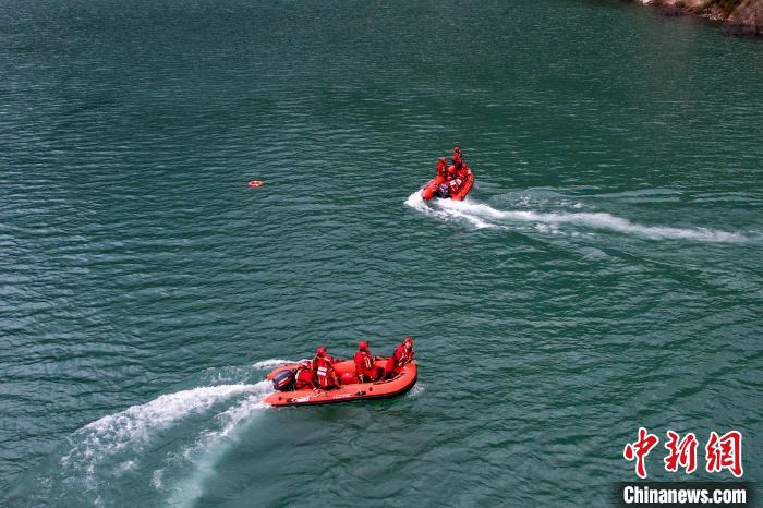 消防員操作舟艇進行s型繞標?！『罱?攝