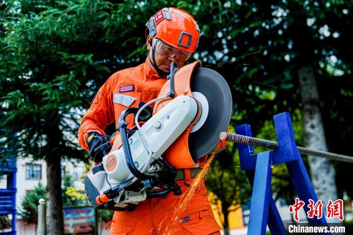 西藏林芝森林消防年度綜合救援技能大練兵活動現(xiàn)場。　侯杰 攝