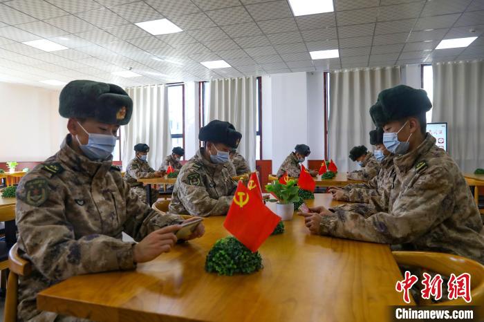 圖為阿里軍分區(qū)某邊防團(tuán)組織官兵通過手機(jī)收聽收看二十大開幕盛況。　劉曉東供圖