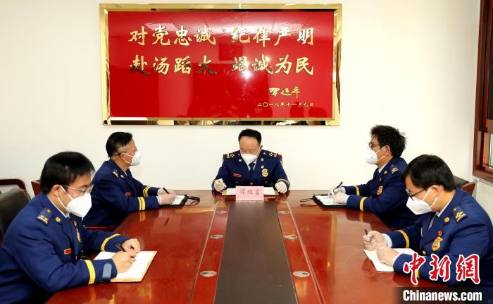 圖為西藏森林消防總隊(duì)在二十大開幕會結(jié)束后組織學(xué)習(xí)討論?！∥鞑厣窒揽傟?duì)供圖