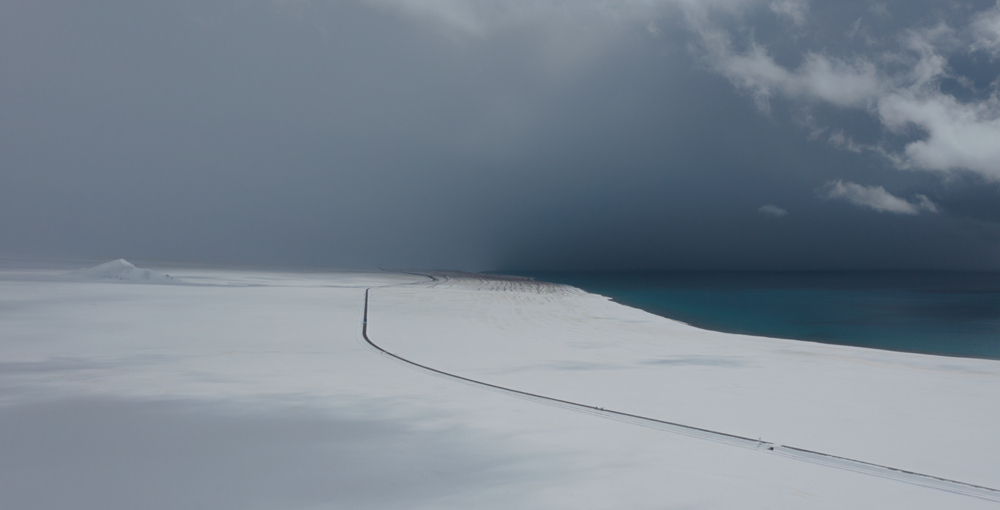 西藏阿里地區(qū)改則縣迎來(lái)初雪，銀裝素裹，美如畫卷。