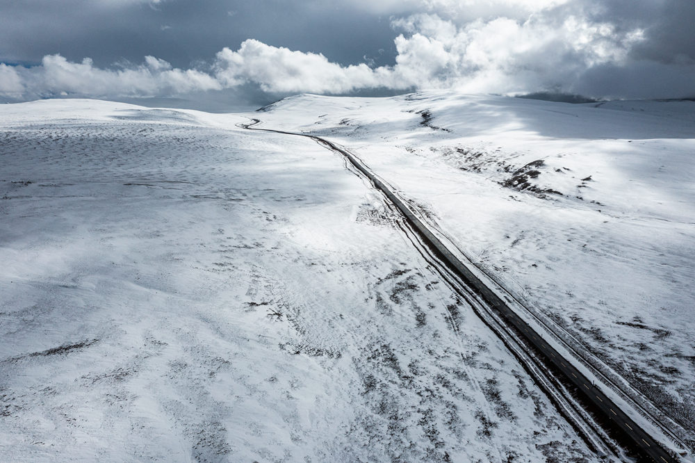 西藏阿里地區(qū)改則縣迎來(lái)初雪，銀裝素裹，美如畫卷。