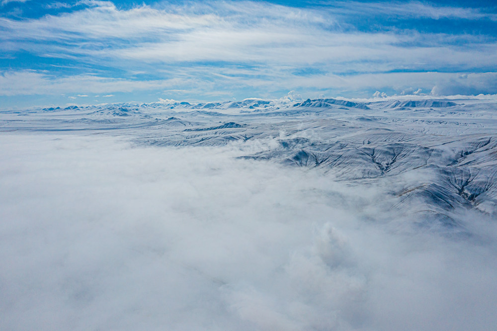 西藏阿里地區(qū)改則縣迎來(lái)初雪，銀裝素裹，美如畫卷。