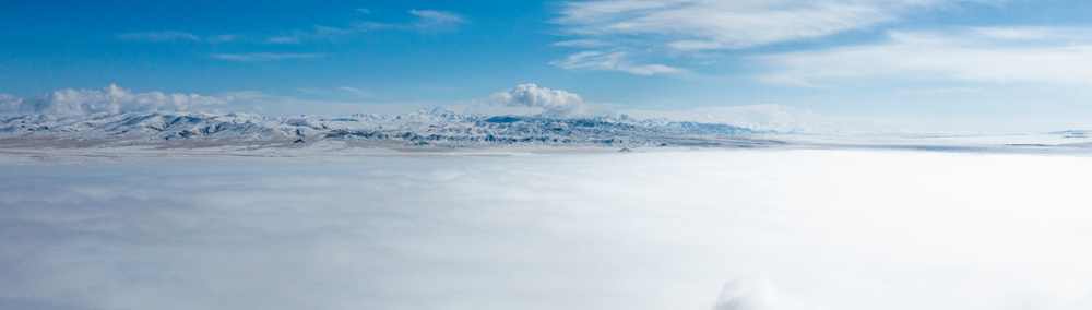 西藏阿里地區(qū)改則縣迎來(lái)初雪，銀裝素裹，美如畫卷。